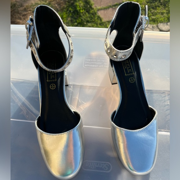 Silver Heels - Picture 1 of 5